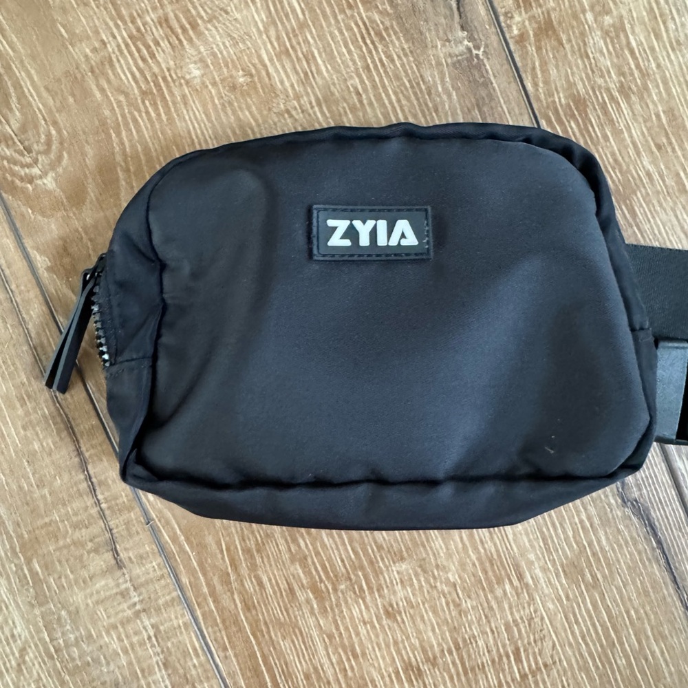 ZYIA Black Fanny Pack